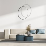 Lampa wisząca Saturno D80 w kolorze czarnym, z okrągłym kształtem, zawieszona nad sofą. Wykonana z materiałów odpornych na wilgoć (IP44), z wbudowanym źródłem LED o mocy 46W. W tle widoczny stół z dekoracjami i sofą w jasnym kolorze.