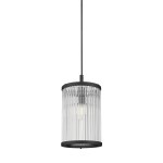 Lampa wisząca Sergio z czarnym metalowym stelażem i przezroczystym kloszem z pionowymi żłobieniami, zawieszona na cienkim przewodzie. Wnętrze klosza mieści miejsce na żarówkę E14. Produkt wisi w pionie, na jednolitym tle.