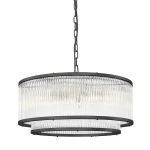 Lampa wisząca Sergio z miejscem na 6 żarówek E14, w kolorze czarnym. Okrągła konstrukcja z przezroczystymi, pryzmatycznymi elementami, zwisająca na łańcuchu. Krawędzie lampy są wykończone metalem, co podkreśla elegancki design.