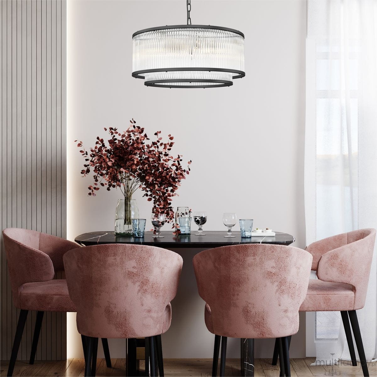 Lampa wisząca Sergio 6xE14 w kolorze czarnym z przezroczystymi detalami, okrągła, zawieszona na łańcuchu. Umieszczona nad okrągłym czarnym stołem, w aranżacji z różowymi fotelami i dekoracyjnym bukietem. Tło jasne, elegancka atmosfera.