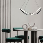 Czarna lampa wisząca Erda z LED o mocy 45W, w kształcie falistym, zawieszona nad okrągłym stołem. W tle widać zielone krzesła i dekoracyjne elementy. Lampa jest zawieszona na cienkich linkach w minimalistycznym wnętrzu.