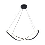 Lampa wisząca Erda z czarnym wykończeniem, z jedną diodą LED o mocy 45W. Posiada unikalny, falisty kształt z subtelnym białym akcentem. Zawieszona na cienkich, czarnych linkach, montowana sufitowo. Tło białe, co podkreśla elegancję lampy.