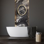 Lampa wisząca Saturno D50 w kolorze złotym, o okrągłym kształcie, zawieszona nad nowoczesną wanną. W tle widoczna dekoracyjna ściana z marmurowym wzorem. Oświetlenie LED 25W, stopień ochrony IP44, idealna do łazienki.