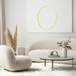 Lampa wisząca Saturno D80 w kolorze złotym, okrągła, zawieszona w jasnym wnętrzu. Widoczna w aranżacji z jasnymi meblami i dekoracjami, na przykład bukietem w wazonie oraz okrągłym stolikiem. Światło LED, IP44.