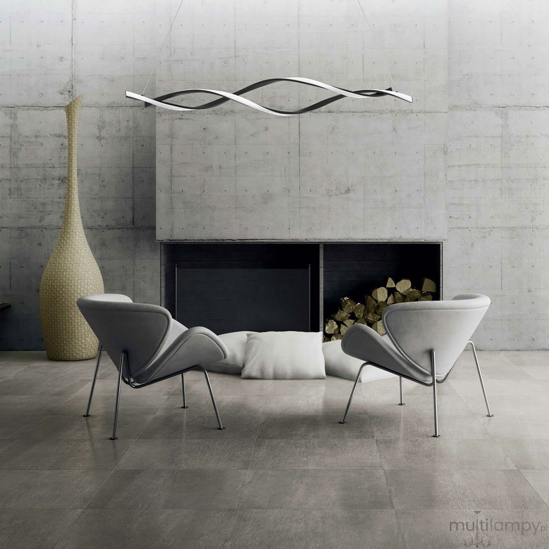 Lampa wisząca Grant w kolorze czarnym, z dwoma źródłami LED o mocy 38W, z unikalnym falistym kształtem. Zawieszona nad nowoczesnymi szarymi fotelami w minimalistycznym wnętrzu z betonowymi ścianami.