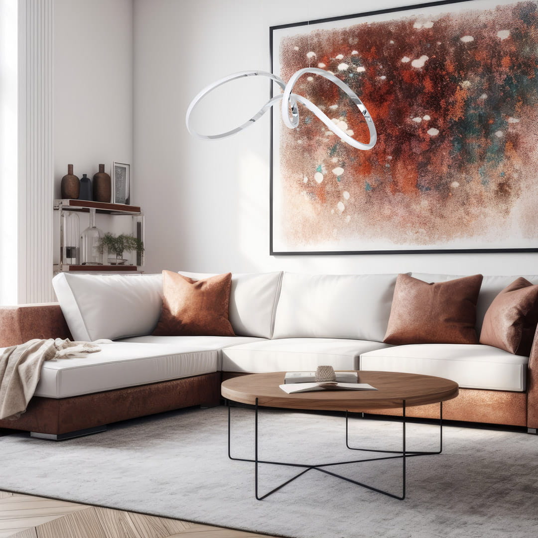 Lampa wisząca Tesoro LED 1-punktowa w chromowanym wykończeniu. Posiada nowoczesny, minimalistyczny kształt z dwoma zakrzywionymi elementami, zawieszona w jasnym wnętrzu nad okrągłym stolikiem. Tło z abstrakcyjnym obrazem i sofą w odcieniach bieli i brązu.