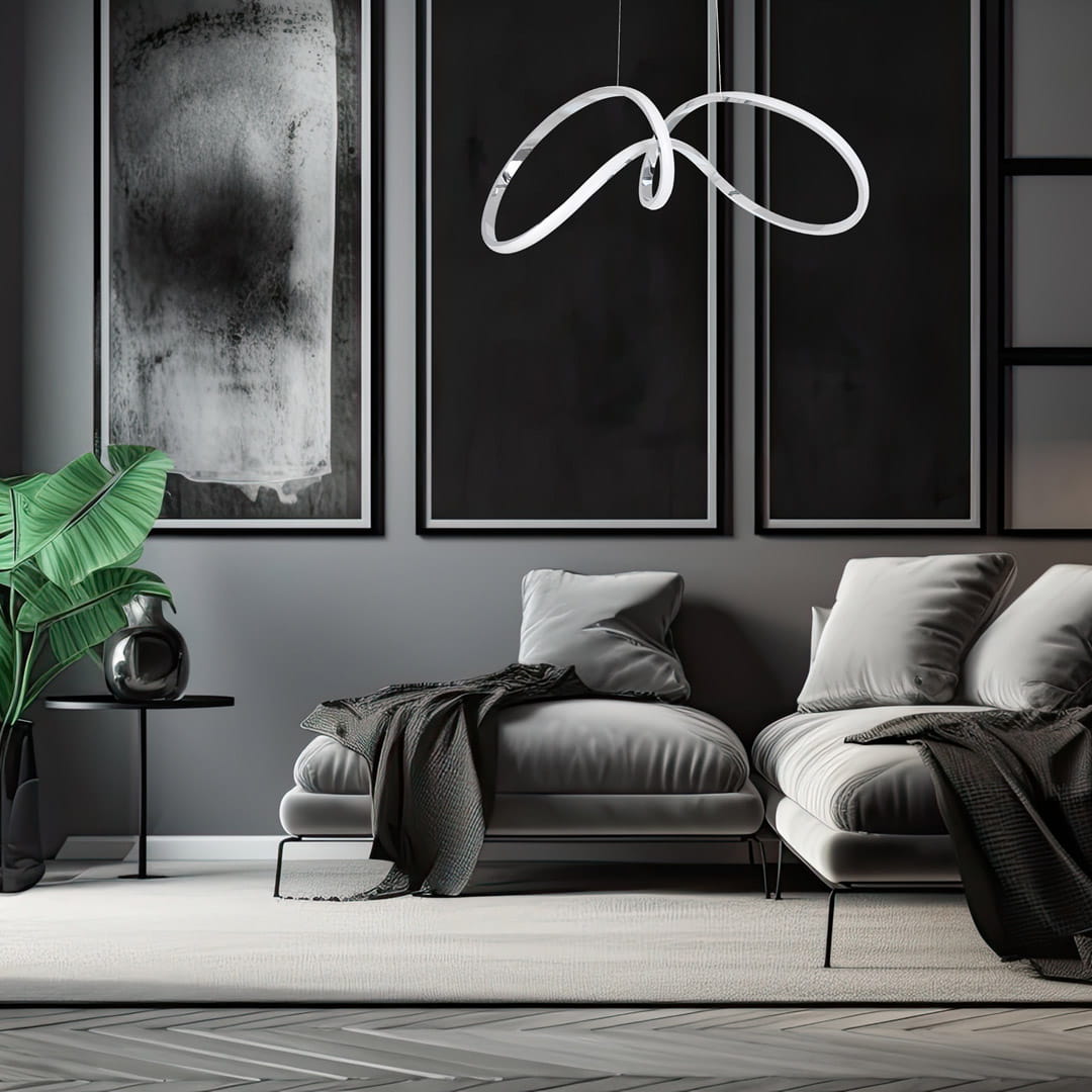 Lampa wisząca Tesoro LED 1-punktowa w chromie, o nowoczesnym, minimalistycznym kształcie, zawieszona nad kanapą w stylowym wnętrzu. W tle czarne ściany z grafikami, zielona roślina oraz eleganckie meble.