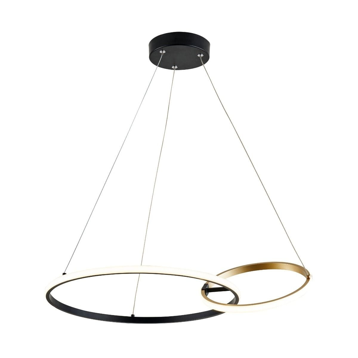 Lampa wisząca Rando z dwoma okręgami LED, czarna i złota. Okrągły, matowy klosz z białym światłem w dolnej części i złotym akcentem. Zawieszona na cienkich linkach, montowana do sufitu. Wymiary i szczegóły konstrukcji nie są widoczne.