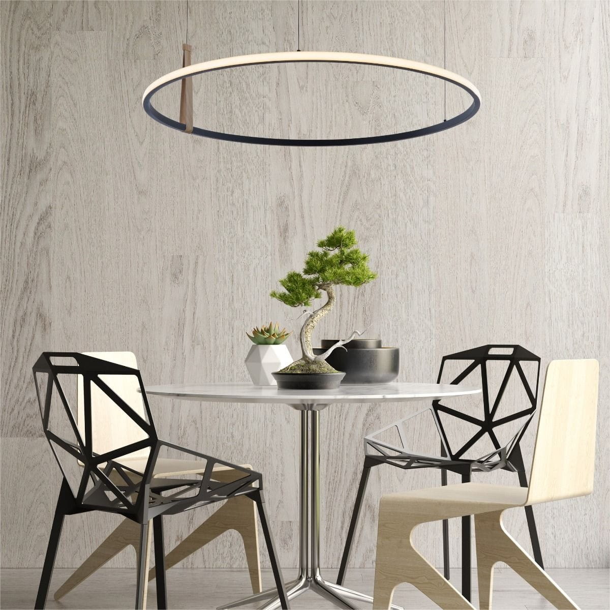 Lampa wisząca Claud w kolorze czarnym, z okrągłym, cienkim ramieniem LED o mocy 42W. Zawieszona nad okrągłym stołem, w otoczeniu nowoczesnych krzeseł. Tło w jasnym odcieniu drewna, z roślinnością w doniczkach.