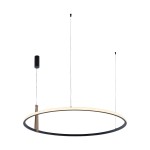 Lampa wisząca Claud w kolorze czarnym z jednym źródłem LED o mocy 42W. Okrągła forma z drewnianym akcentem i cienką czarną ramą. Zawieszona na dwóch cienkich linkach, z regulowanym uchwytem. Białe światło LED w centralnej części.