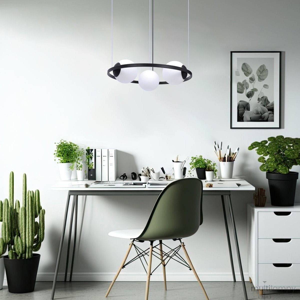 Lampa wisząca Orbit 3xE27 w kolorze czarnym i białym, z okrągłym kloszem, zawieszona nad biurkiem. W tle widoczna roślina, biurko z książkami i akcesoriami oraz jasna ściana.