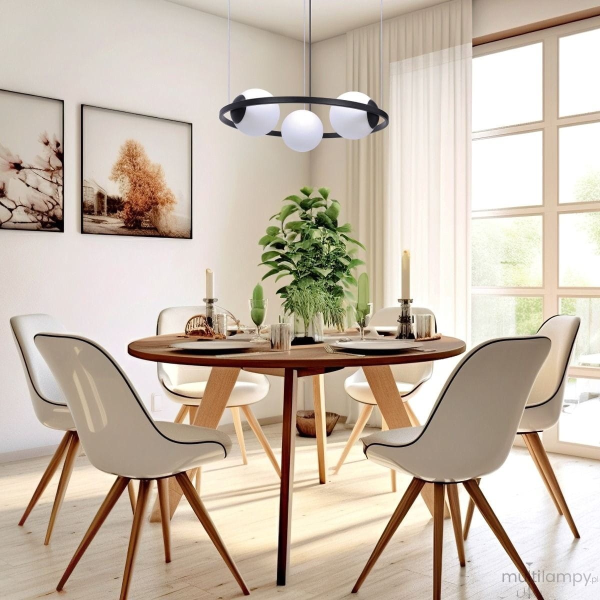 Lampa wisząca Orbit 3xE27 w kolorze czarnym i białym, z okrągłym metalowym stelażem i trzema białymi kulami, zawieszona nad okrągłym stołem w jadalni. Otoczenie z jasnymi krzesłami i roślinnością w tle.