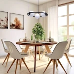 Lampa wisząca Orbit 3xE27 w kolorze czarnym i białym, z okrągłym metalowym stelażem i trzema białymi kulami, zawieszona nad okrągłym stołem w jadalni. Otoczenie z jasnymi krzesłami i roślinnością w tle.