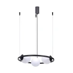 Lampa wisząca Orbit 3xE27 w kolorze czarnym i białym, z trzema białymi kulistymi kloszami zawieszonymi na cienkich linkach. Metalowa, okrągła podstawa w kolorze czarnym, montowana sufitowo. Prosty, nowoczesny design.