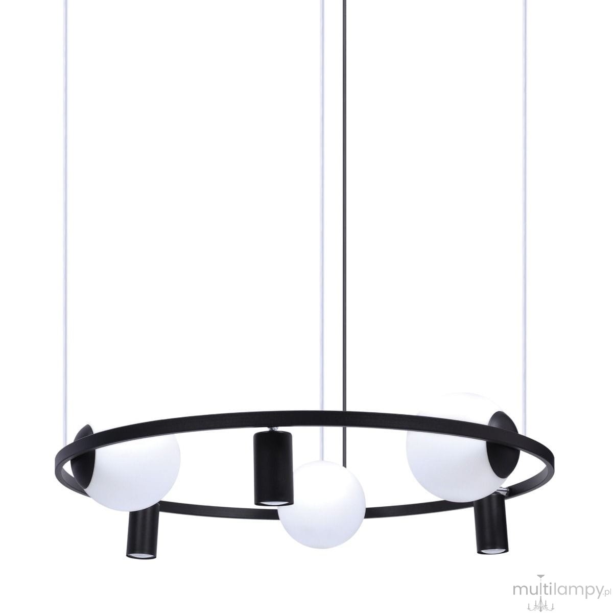Lampa wisząca Orbit w kolorze czarnym i białym, z okrągłą podstawą oraz trzema białymi kulami i trzema czarnymi punktami świetlnymi, zawieszona na cienkich linkach. Idealna do nowoczesnych wnętrz.
