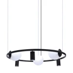 Lampa wisząca Orbit w kolorze czarnym i białym, z okrągłą podstawą oraz trzema białymi kulami i trzema czarnymi punktami świetlnymi, zawieszona na cienkich linkach. Idealna do nowoczesnych wnętrz.
