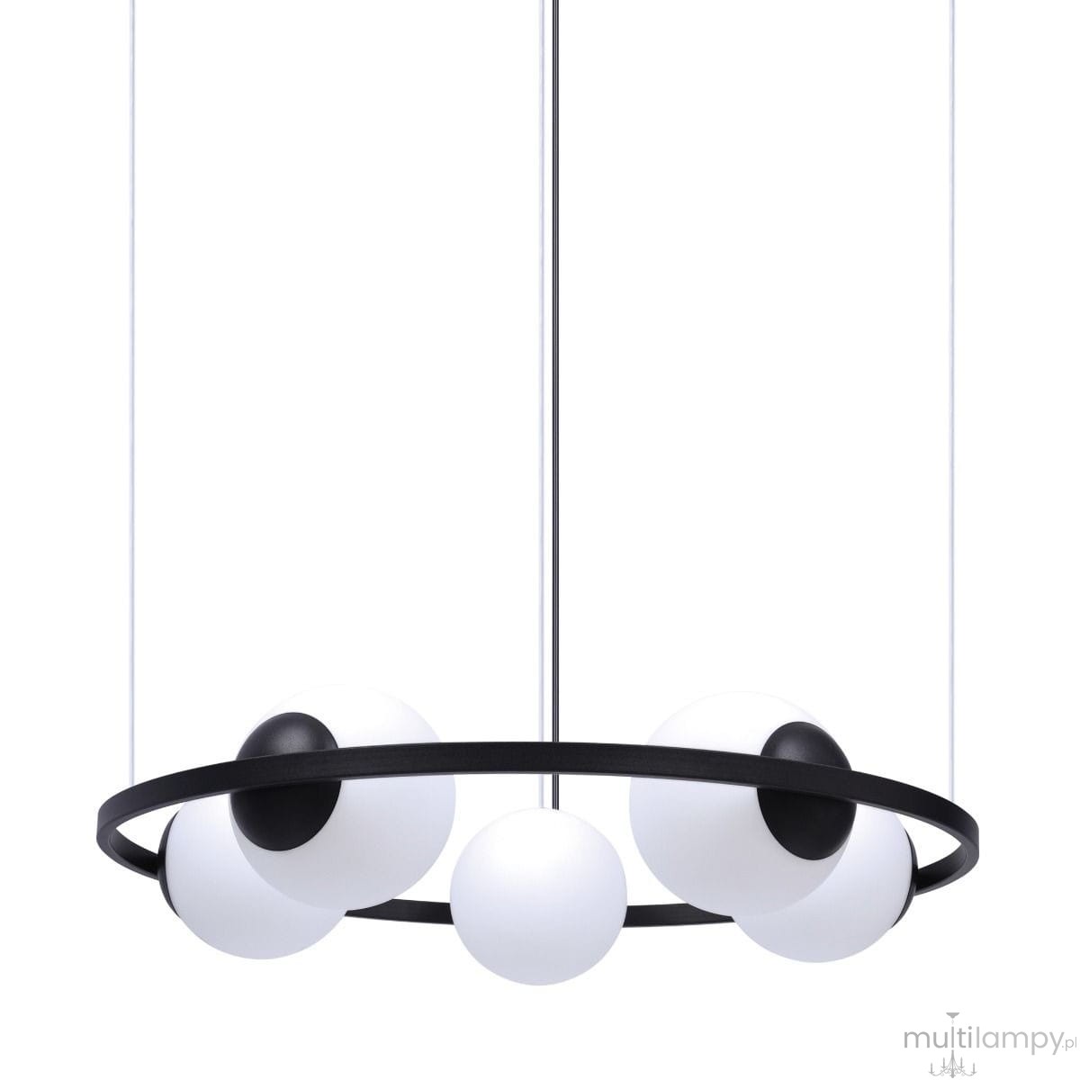 Lampa wisząca Orbit 5xE27 w kolorze czarnym i białym, z okrągłym czarnym ramieniem oraz pięcioma białymi kloszami, zawieszona na cienkich linkach, w minimalistycznym stylu, na jednolitym jasnym tle.