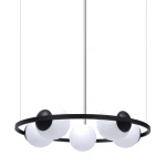 Lampa wisząca Orbit 5xE27 w kolorze czarnym i białym, z okrągłym czarnym ramieniem oraz pięcioma białymi kloszami, zawieszona na cienkich linkach, w minimalistycznym stylu, na jednolitym jasnym tle.