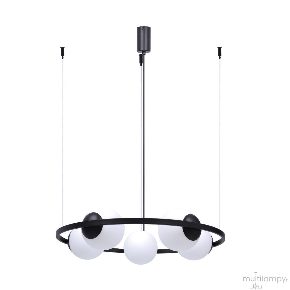 Lampa wisząca Orbit 5xE27 w kolorze czarnym i białym. Okrągła konstrukcja z pięcioma białymi kulami osadzonymi na czarnym pierścieniu. Posiada dwa cienkie przewody, montowana na suficie. Tło białe, minimalistyczne.