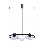Lampa wisząca Orbit 5xE27 w kolorze czarnym i białym. Okrągła konstrukcja z pięcioma białymi kulami osadzonymi na czarnym pierścieniu. Posiada dwa cienkie przewody, montowana na suficie. Tło białe, minimalistyczne.