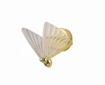 Kinkiet Mariposa 1xLED/8W w kolorze złotym z przezroczystymi, teksturowanymi kloszami w kształcie skrzydeł. Ułożony na ścianie, z widocznym mocowaniem i detalami w złotej barwie. Idealny do nowoczesnych aranżacji wnętrz.