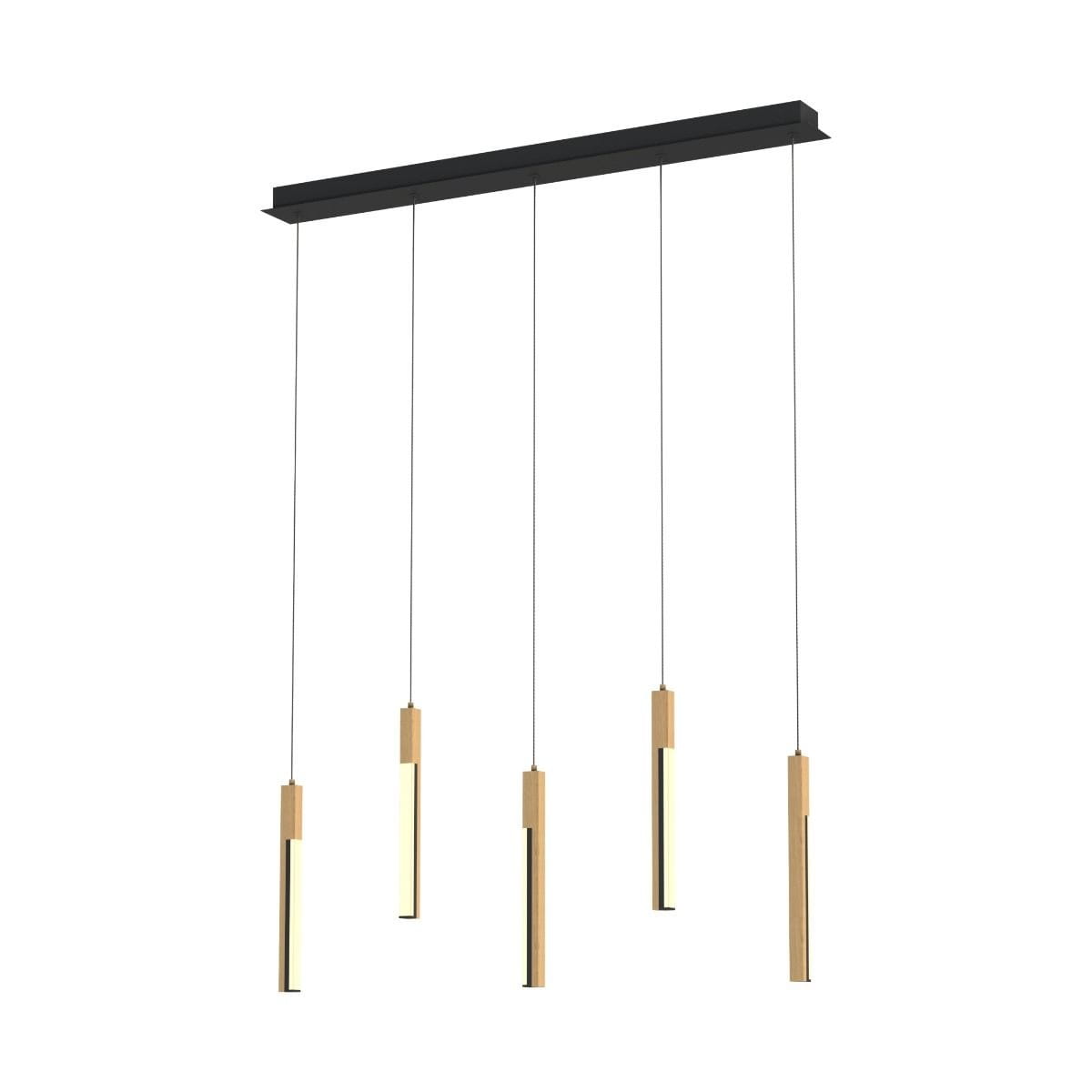 Lampa wisząca Eliot z pięcioma źródłami LED, w kolorze czarnym i jasnego drewna. Elementy świetlne w formie pionowych, cylindrycznych tub z drewna i metalu, zawieszone na cienkich linkach. Montowana na prostokątnej, czarnej podstawie.