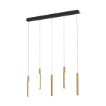 Lampa wisząca Eliot z pięcioma źródłami LED, w kolorze czarnym i jasnego drewna. Elementy świetlne w formie pionowych, cylindrycznych tub z drewna i metalu, zawieszone na cienkich linkach. Montowana na prostokątnej, czarnej podstawie.