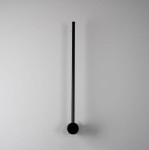 Kinkiet Catrina 60 w kolorze czarnym, z prostą, długą metalową rurą zakończoną okrągłą podstawą. Źródło światła LED 9W o temperaturze barwowej 4000K. Ujęcie frontalne na tle białej ściany, prezentujące minimalistyczny design.