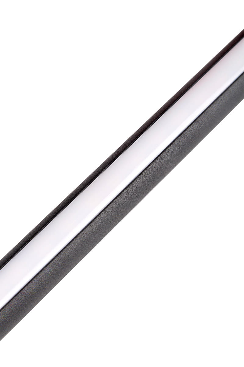 Catrina 90 kinkiet w kolorze czarnym z wbudowanym źródłem LED o mocy 14W i temperaturze barwowej 4000K. Produkt w poziomie, z widoczną metalową obudową i białym akcentem na górze.