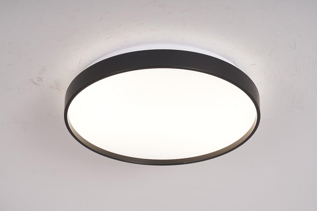 Plafon LED Filo D34 o mocy 24W, z białym kloszem i czarną obręczą, zamontowany na suficie. Okrągły kształt, posiada neutralne światło 4000K, idealny do nowoczesnych wnętrz. Widoczny detal łączenia kolorów.