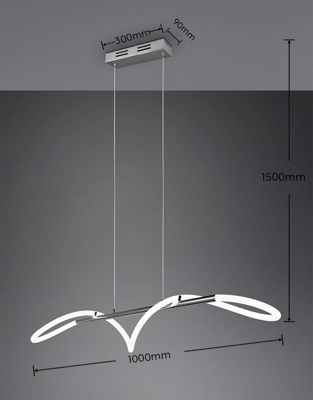LED lampa wisząca Argos w chromowanej obudowie, o kształcie przypominającym falę, z białymi żarówkami LED, zawieszona na cienkich linkach. Wymiary: długość 1000 mm, wysokość 1500 mm, szerokość podstawy 300 mm, grubość 90 mm. Tło ciemnoszare.