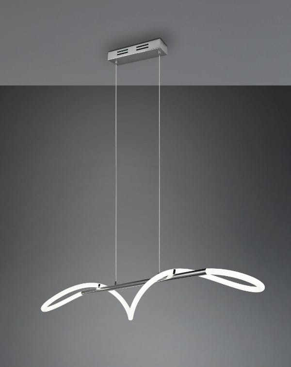 Lampa wisząca Argos LED 1-punktowa w chromowanej obudowie, z dwoma zakrzywionymi ramionami w białym kolorze. Zawieszona na cienkich linkach, montowana sufitowo, na jednolitym szarym tle. Idealna do nowoczesnych wnętrz.
