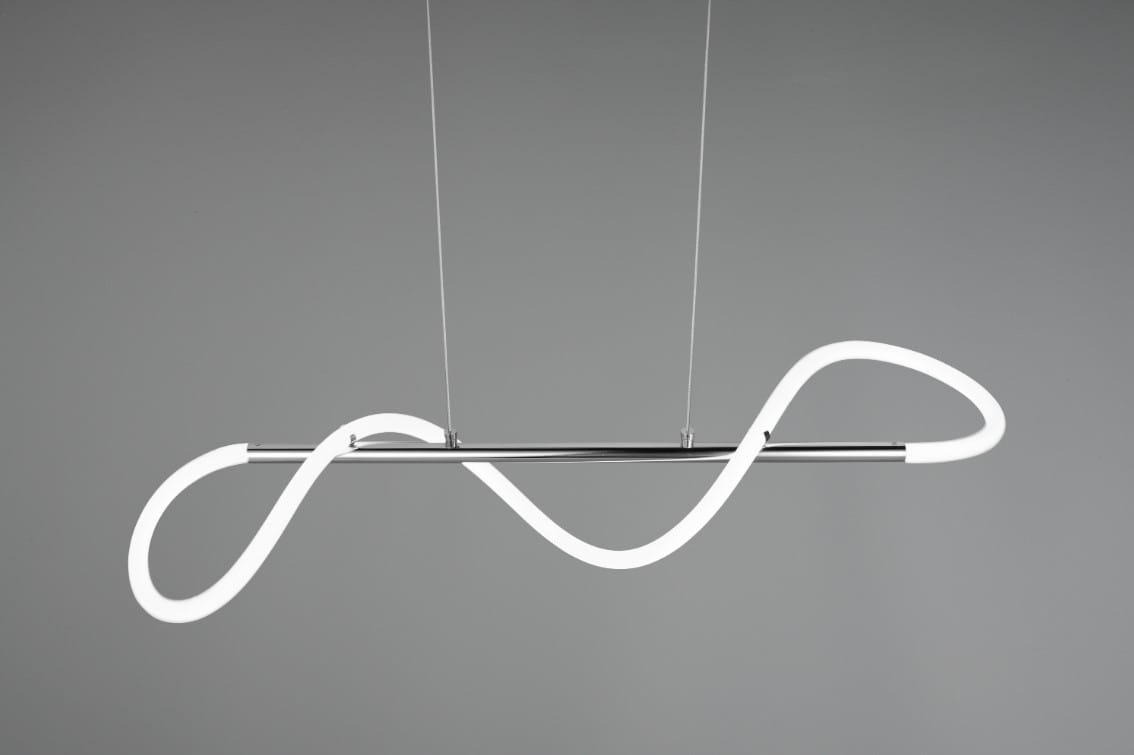 Lampa wisząca Argos LED 1-punktowa z chromowanym metalowym uchwytem. Posiada dwa białe, faliste elementy świetlne. Zawieszona na cienkich linkach, prezentuje nowoczesny design na szarym tle. Idealna do minimalistycznych wnętrz.