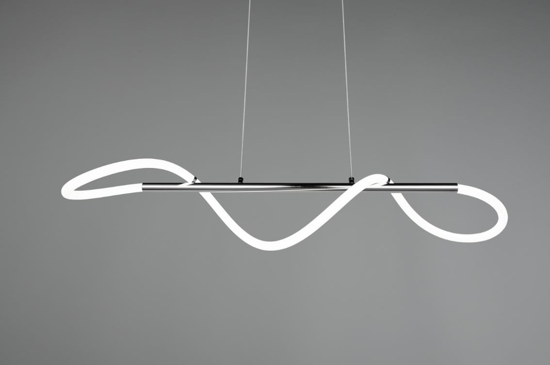 Lampa wisząca Argos z jednopunktowym zawieszeniem w kolorze chromu. Posiada nowoczesny, okrągły kształt z białymi, elastycznymi elementami LED, zawieszona na cienkich sznurkach. Tło jest szare, co podkreśla stylowy design lampy.
