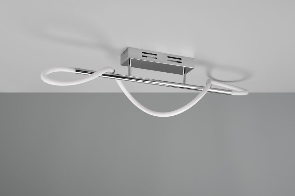 Argos LED lampa sufitowa 1-punktowa w chromowanej obudowie z białą, giętką oprawą. Zawieszona na suficie, ukazuje nowoczesny design z eleganckim połyskiem. Widoczny zamontowany mechanizm oraz minimalistyczny kształt. Tło w odcieniu szaro-skalistym.