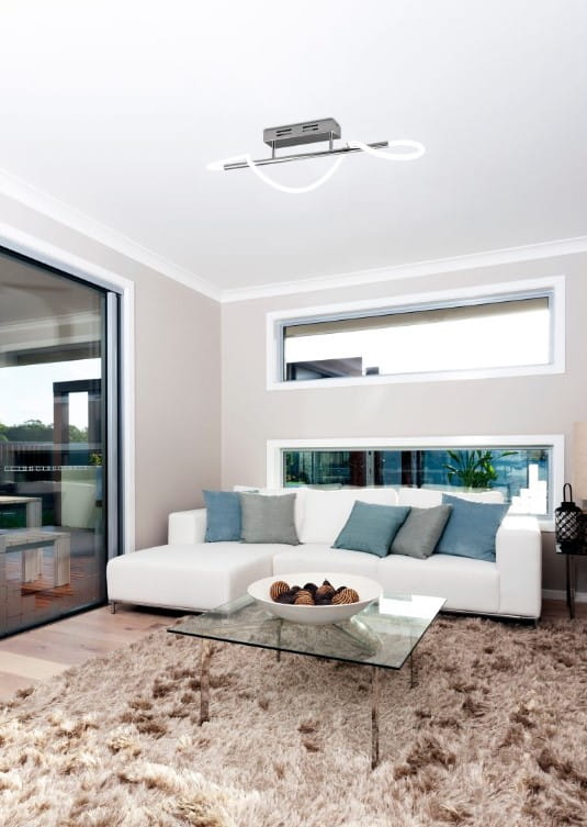 Argos LED lampa sufitowa 1-punktowa w chromie, zamontowana na suficie, z eleganckim, minimalistycznym designem. Oświetlenie w formie cienkiego, prostokątnego akcentu z delikatnym, jasnym światłem, w nowoczesnym wnętrzu z sofą i szklanym stolikiem.