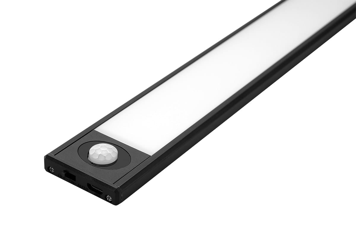 Listwa podszafkowa LED o długości 80 cm w kolorze czarnym, z białą, matową powierzchnią oraz czujnikiem ruchu. Ujęcie z boku, pokazujące złącza USB i detal czujnika. Produkt idealny do montażu pod szafkami.