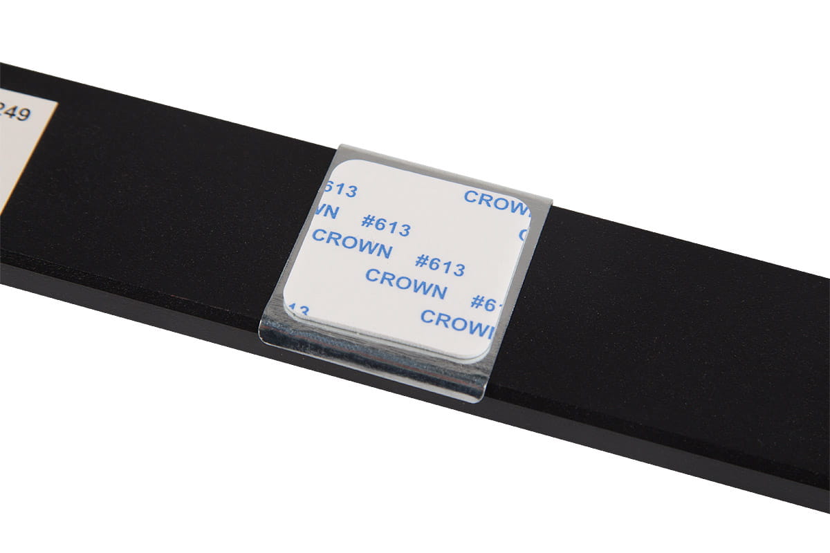 Listwa podszafkowa LED 80 cm w kolorze czarnym z czujnikiem ruchu. Produkt widoczny z boku, z białą naklejką na mocowanie. Gładka, matowa powierzchnia. Idealna do oświetlenia przestrzeni pod szafkami.