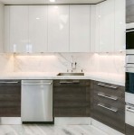 Listwa podszafkowa LED 80 cm w kolorze czarnym z czujnikiem ruchu. Prosty design, montowana pod szafkami kuchennymi, idealna do oświetlenia przestrzeni roboczej. Złącze USB umożliwia łatwe podłączenie.