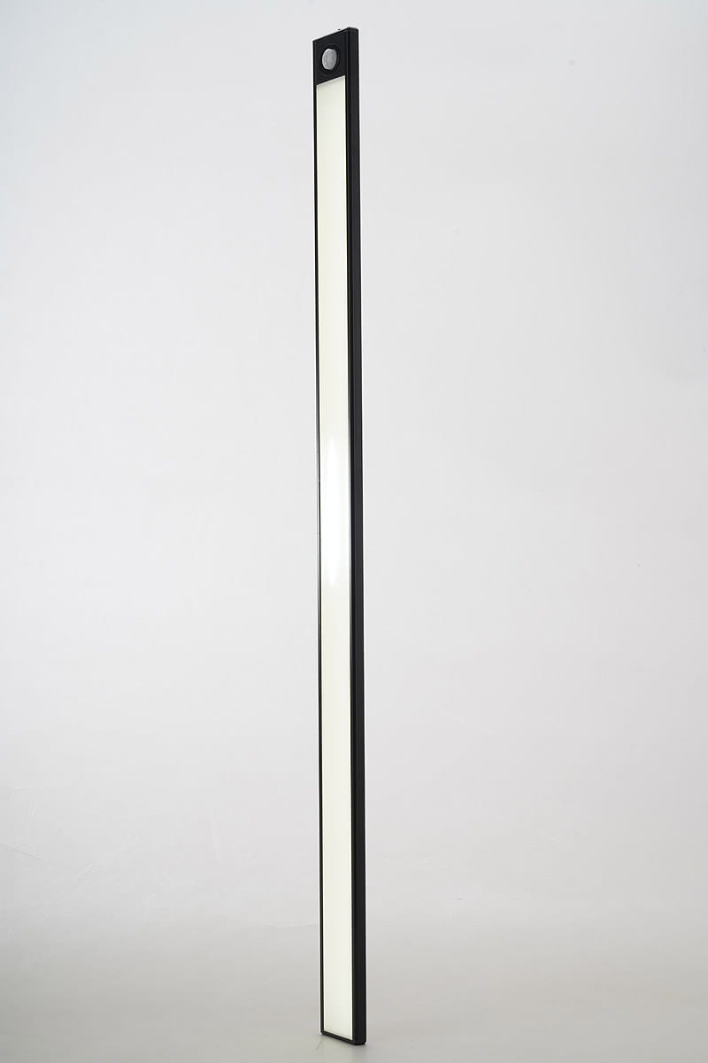 Listwa podszafkowa LED o długości 80 cm w kolorze czarnym, z białym, matowym kloszem i wbudowanym czujnikiem ruchu. Produkt stoi pionowo na jednolitym tle, ukazując prosty, nowoczesny design. Idealna do oświetlenia przestrzeni pod szafkami.