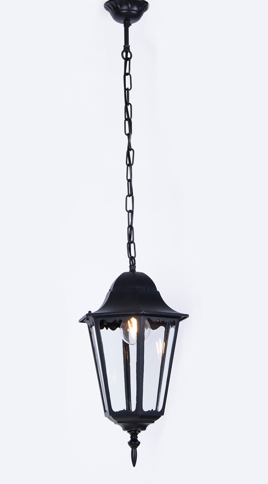 Wisząca lampa ogrodowa Lozana w kolorze czarnym, o kształcie latarni. Posiada metalowy klosz z przezroczystymi szybami, zawieszona na łańcuchu. Widać żarówkę w środku. Produkt umieszczony na jednolitym tle.