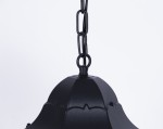 Czarna wisząca lampa ogrodowa Lozana z metalowym kloszem w kształcie dzwonu, zawieszona na łańcuchu. Klosz ma delikatne zdobienia, a całość prezentuje się elegancko na jasnym tle.