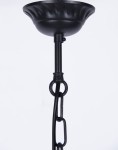 Wisząca lampa ogrodowa Lozana w kolorze czarnym, z metalowym kloszem o falistym kształcie, zawieszona na łańcuchu. Ujęcie z dołu, ukazujące szczegóły mocowania i teksturę materiału. Idealna do oświetlenia przestrzeni zewnętrznych.
