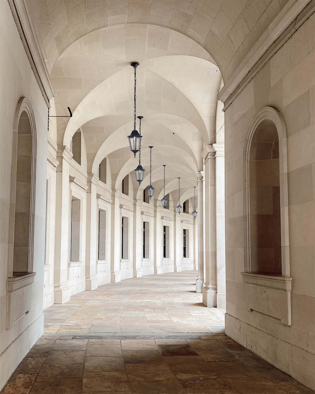 Czarna lampa ogrodowa wisząca Lozana z metalowym kloszem, zawieszona na cienkim łańcuchu. Lampa ma klasyczny design, idealna do oświetlenia przestrzeni zewnętrznych, dostosowana do stylu architektonicznego.