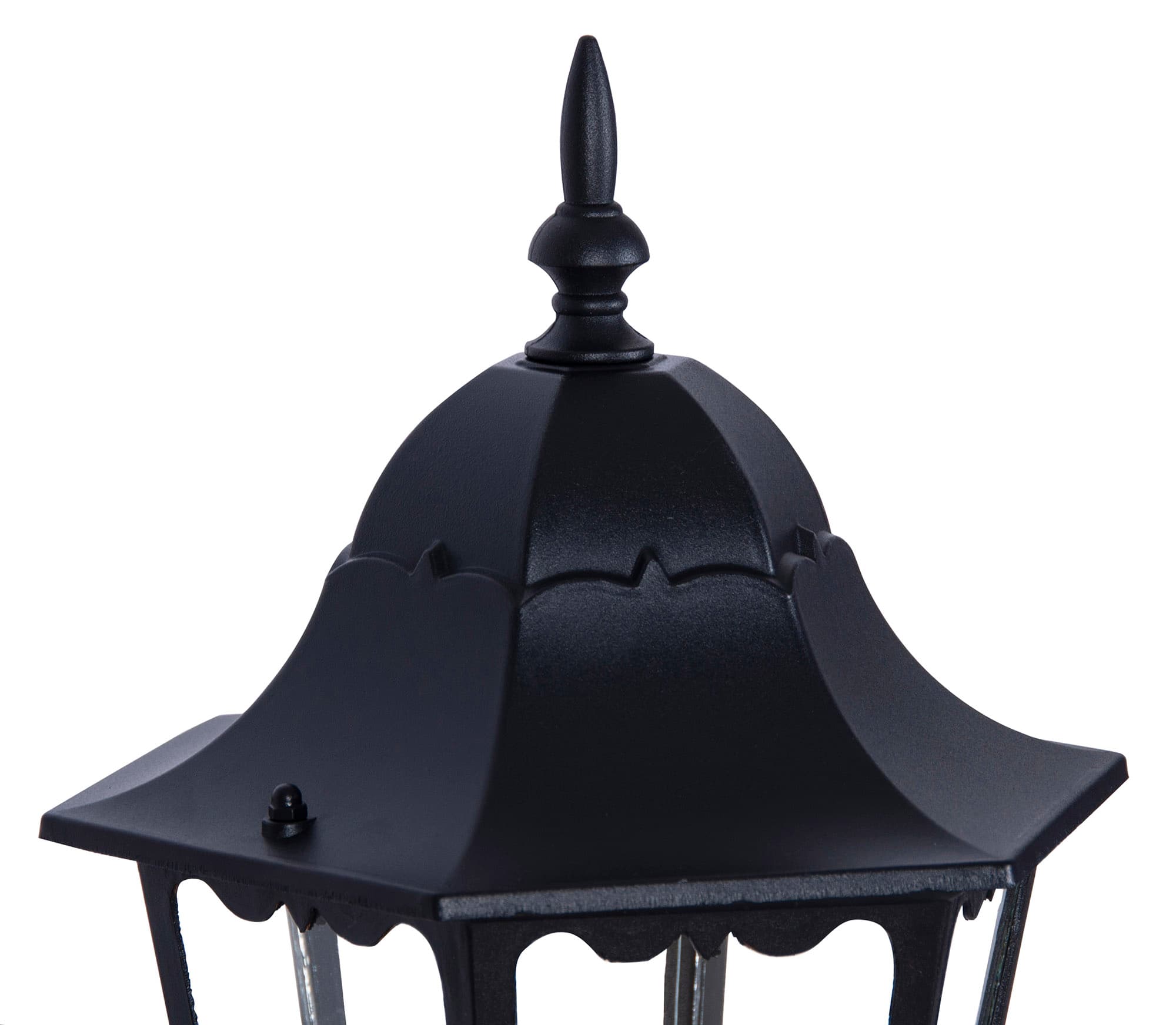 Czarna lampa ogrodowa Lozana H51 z metalowym, zdobionym daszkiem i dekoracyjnym, stożkowatym szczytem. Produkt ma przezroczyste ścianki, co umożliwia wydobycie światła. Ujęcie w zbliżeniu na górną część lampy, ukazujące detale konstrukcji.