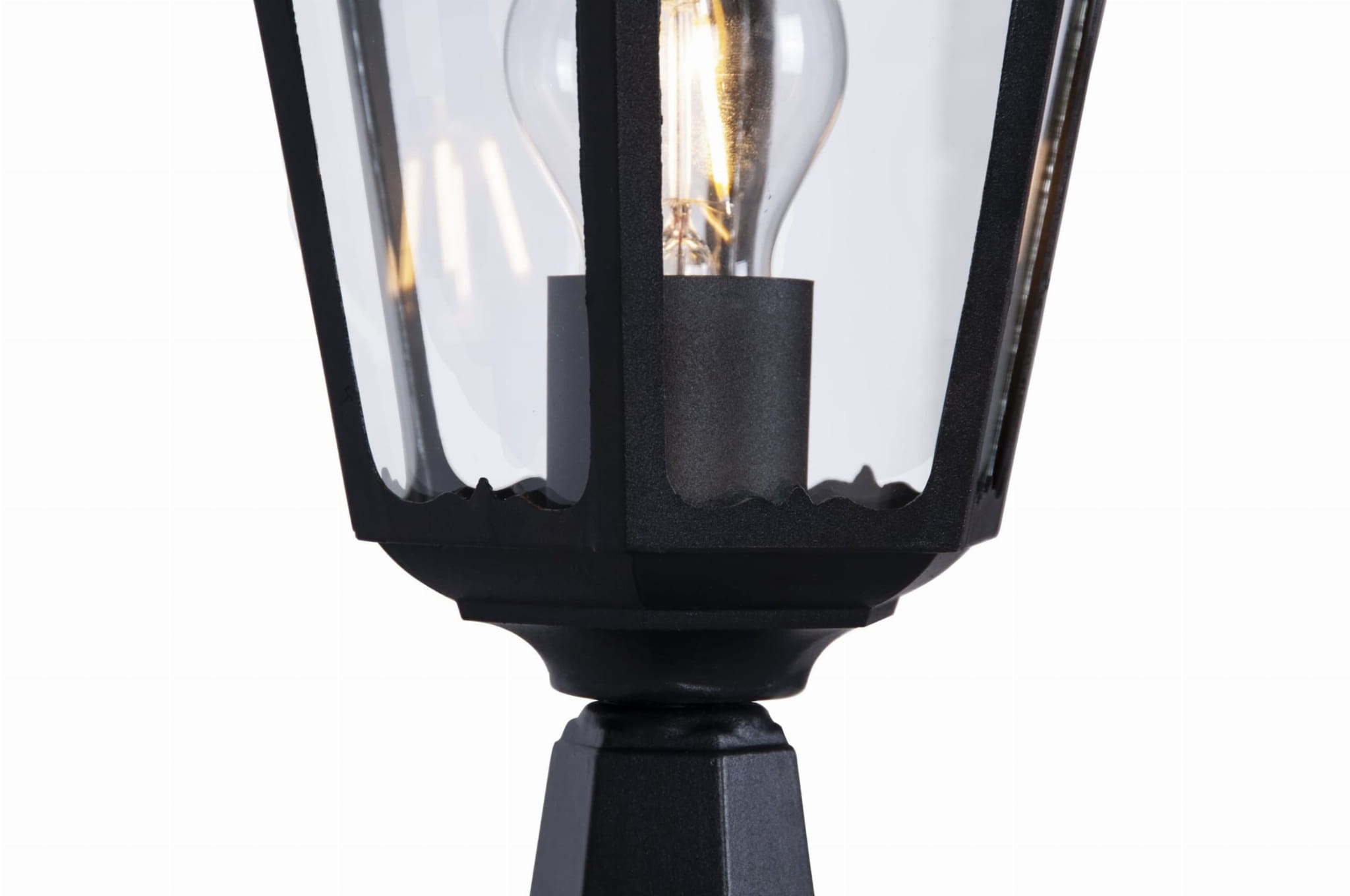 Czarna lampa ogrodowa Lozana H51 z przezroczystym kloszem, stojąca. Widok z boku, ukazujący żarówkę wewnątrz. Metalowa konstrukcja z dekoracyjnymi detalami, stabilna podstawa. Idealna do oświetlenia przestrzeni na zewnątrz.