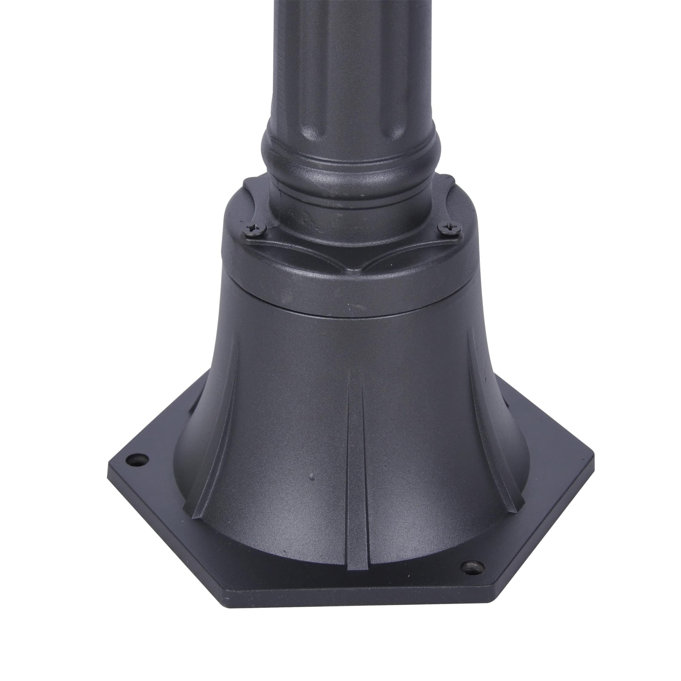 Czarna lampa ogrodowa Lozana H114 z metalowym, sześciokątnym podstawą i dekoracyjnym zdobieniem. Widok z dołu, ukazujący szczegóły mocowania oraz fakturę materiału. Idealna do oświetlenia przestrzeni zewnętrznych.