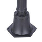Czarna lampa ogrodowa Lozana H114 z metalowym, sześciokątnym podstawą i dekoracyjnym zdobieniem. Widok z dołu, ukazujący szczegóły mocowania oraz fakturę materiału. Idealna do oświetlenia przestrzeni zewnętrznych.
