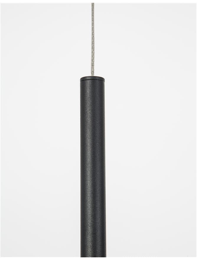 Lampa wisząca Buga w kolorze czarnym, wykonana z metalu, z cienką, okrągłą oprawą. Produkt zawiera jedno źródło światła LED o mocy 5W, zawieszony na sznurku. Ujęcie z góry, pokazujące detale konstrukcji. Tło białe, minimalistyczne.