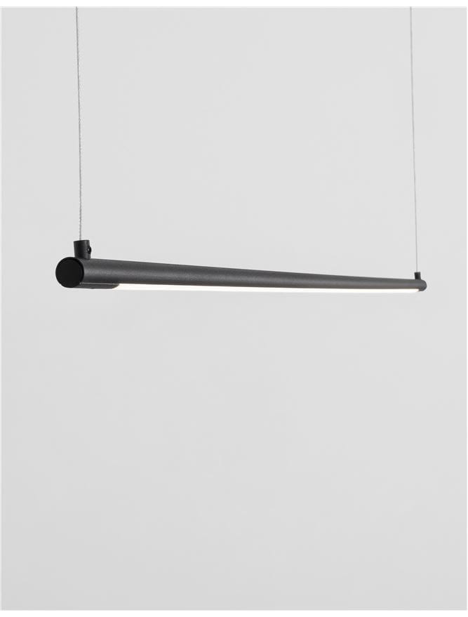 Lampa wisząca Buga LE41354 w kolorze czarnym z pojedynczym źródłem światła LED o mocy 20W. Ma prostokątny kształt, wisząca na cienkich linkach. Tło jest jasne, podkreślające nowoczesny design lampy.
